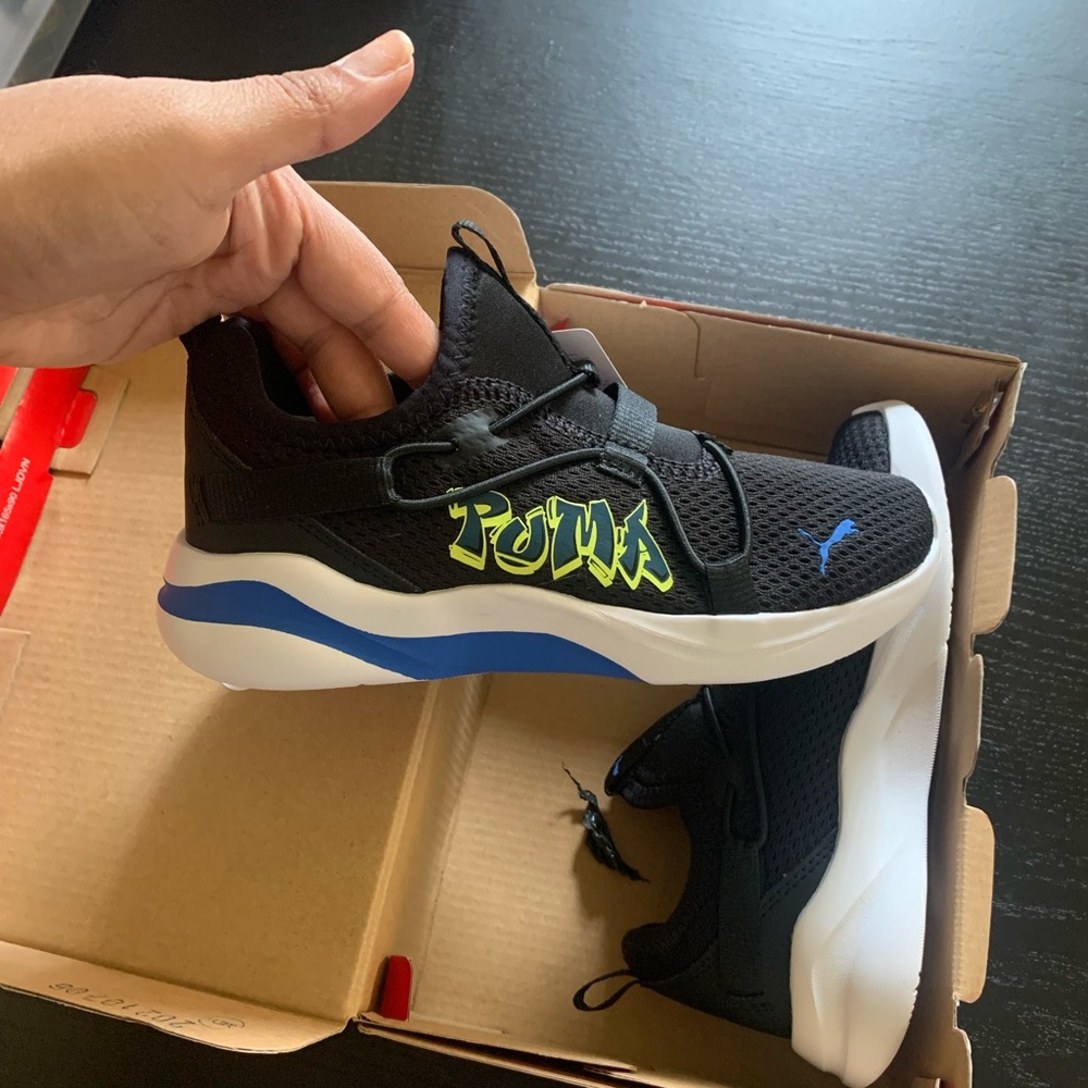 Kids PUMA tennis shoes